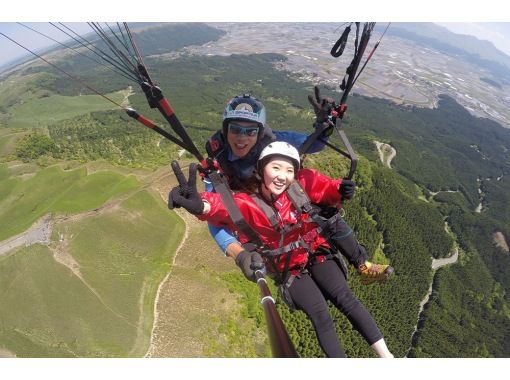 [Kumamoto/Aso] Experience flying a two-seater paraglider over the magnificent Aso 450mの画像