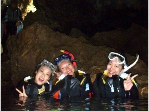 【沖縄・真栄田岬】プライベートプラン！一組限定青の洞窟シュノーケルの画像
