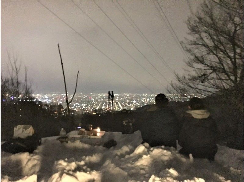 【北海道・札幌】1日1組貸切！秘密のスポットできらめく夜景スノーシューハイキング