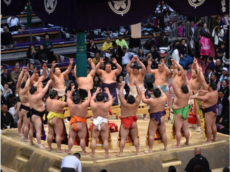 往復バスで行く!大相撲一月場所イス席観戦&たっぷりお土産6点セット付きバスツアー【15434】