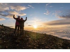 【静岡・富士山】『富士登山ツアー2025・山頂ご来光プラン』少人数制（3名様から催行）《2025/7/10～9/10開催》