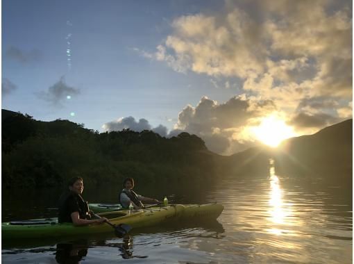 [Kagoshima / Amami Oshima Popular Tour] Sunset Mangrove Canoe and Night Forest Tour (240 minutes) ★ Charterable ★の画像