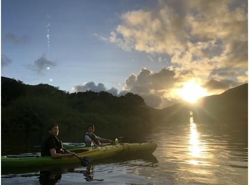 SALE! [Popular tour in Kagoshima and Amami Oshima] Sunset mangrove canoe and night forest tour (240 minutes) ★Private tour available★の画像