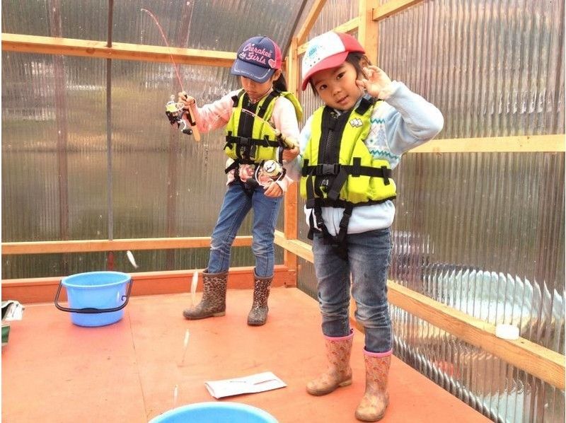 [นากาโนะ/ Kizaki Lake] ยินดีต้อนรับผู้เริ่มหัดตกปลาเยือกแข็ง(Smelt Fishing)อย่างแน่นอนในวันหนึ่ง! สนุกกับครอบครัวและเพื่อนของคุณ!の紹介画像