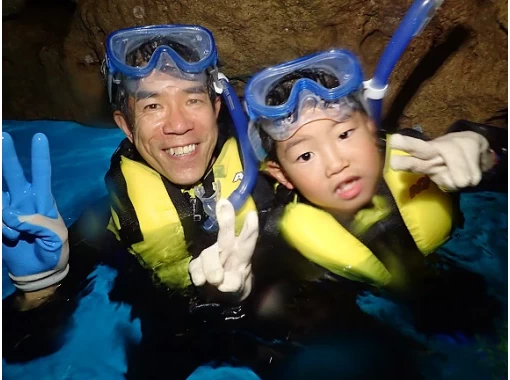 [冲绳绳恩纳]享受小孩！蓝洞浮潜（附喂养和照片/动画礼物）の画像