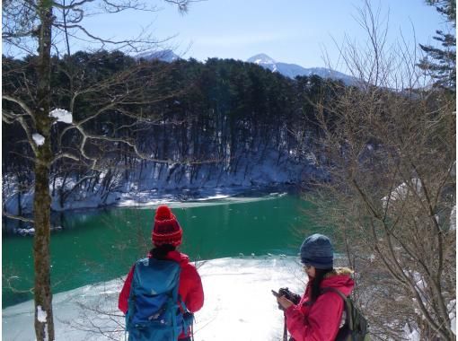 [Fukushima/Urabandai/Afternoon] Small group size makes it safe! Mysterious Goshikinuma where greenery shines on the snowy field Snowshoe tour (rental included)の画像