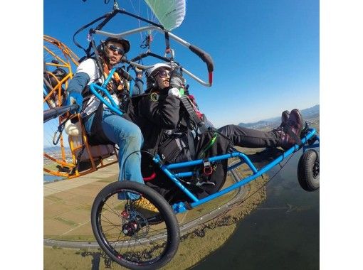 [Shiga Prefecture] Fly over Lake Biwa with a wheelchair paraglider! Tandem flight experience by MPG Lake Biwa (with free commemorative photo)の画像