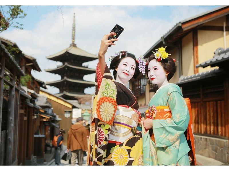 "Super Summer Sale 2024" [Kiyomizu-dera Temple, Kyoto] Stroll around the streets of Kyoto in a maiko costume for 60 minutes! Maiko Stroll Plan 21,000 yen → 11,900 yen (excluding tax)の紹介画像