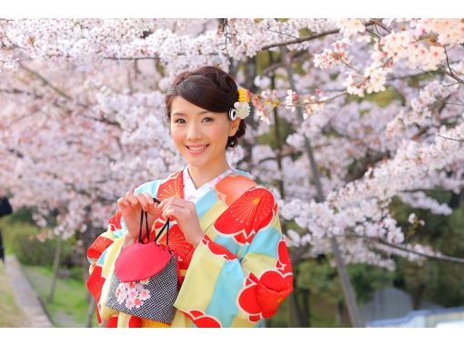 [Kyoto, Kiyomizu-dera Temple] 3-minute walk to Kiyomizu-dera Temple. "Cherry Blossom Viewing" in a kimono, 2,980 yen (excluding tax). Kimono plans for women, men and children. Same-day reservations also possible (by phone only).の画像