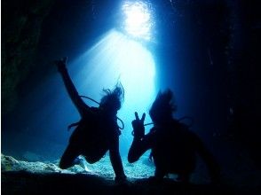 那覇市内ホテル送迎付き！ガイド貸切青の洞窟ボート体験ダイビングの画像