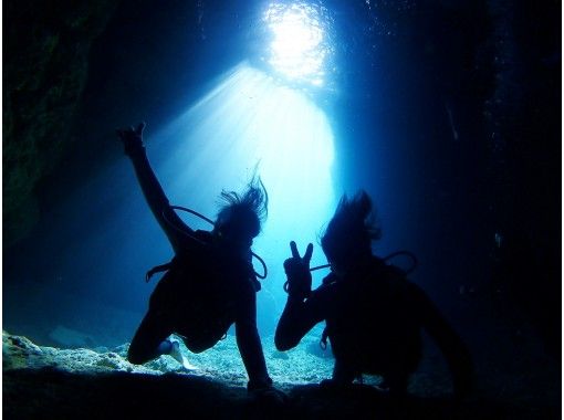 那覇市内ホテル送迎付き！ガイド貸切青の洞窟ボート体験ダイビングの画像