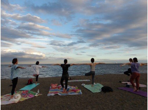 【東京・大田区】10/4（日）開催！羽田空港を見ながらビーチヨガ＆東京タワー・スカイツリービューの画像