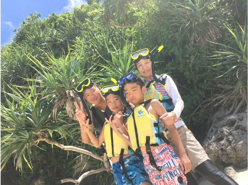 [Okinawa / Kouri Island] Experience with a secure charter for each group! Let's look for clownfish and turtles Snorkel tour 90 minutes ♪の紹介画像