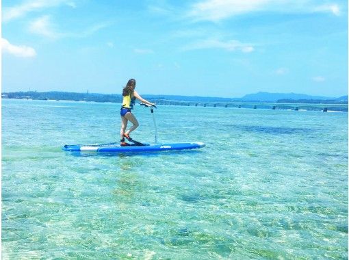 [Okinawa / Kouri Island / SUP] Experience with a secure charter for each group! Experience a new sensation sap! Pedal sap rental 60 minutes ♪の画像