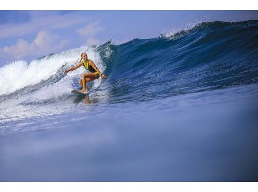 Beginners are welcome !! Surfer debut in Amami Surf School taught by veteran surfersの画像