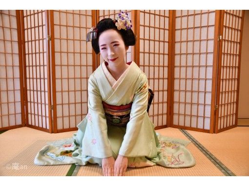 【京都・下京区】京都で大人気の常設プログラム！舞妓さんと一緒にお点前体験の画像
