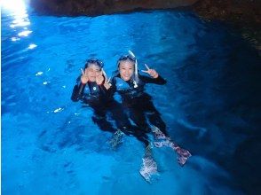 【沖縄・恩納村】専用ボートでご案内！人気の青の洞窟シュノーケルを気軽に楽しめます！（水中写真プレゼント）