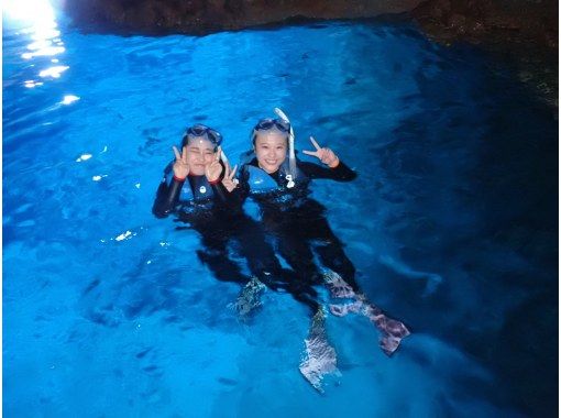[Okinawa Onna Village] Guided by a dedicated boat! Feel free to enjoy the popular Blue Grotto snorkel! (underwater photo present)の画像