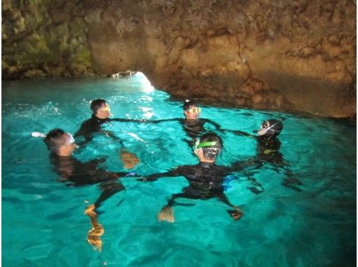 [Okinawa Onna Village] Guided by a dedicated boat! Feel free to enjoy the popular Blue Grotto snorkel! (underwater photo present)の画像