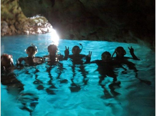 [Okinawa Onna Village] Popular Blue Grotto Beach Snorkel! You can start from the shallow water where you can get your feet, so even beginners can rest assured! (underwater photo present)の画像