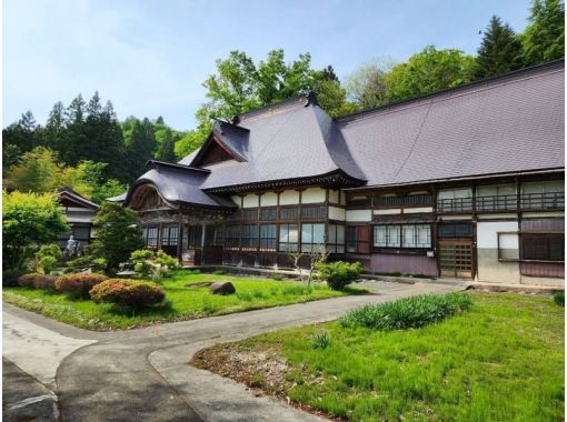 [Sagae City, Yamagata Prefecture] Learn about Japanese prayer and spiritual culture. Experience a stay overnight at the temple at the solemn and mysterious Jionji Temple, the head temple of the temple. Walk with a mountain ascetic in Hayama and trek along the Shugendo trail.の画像