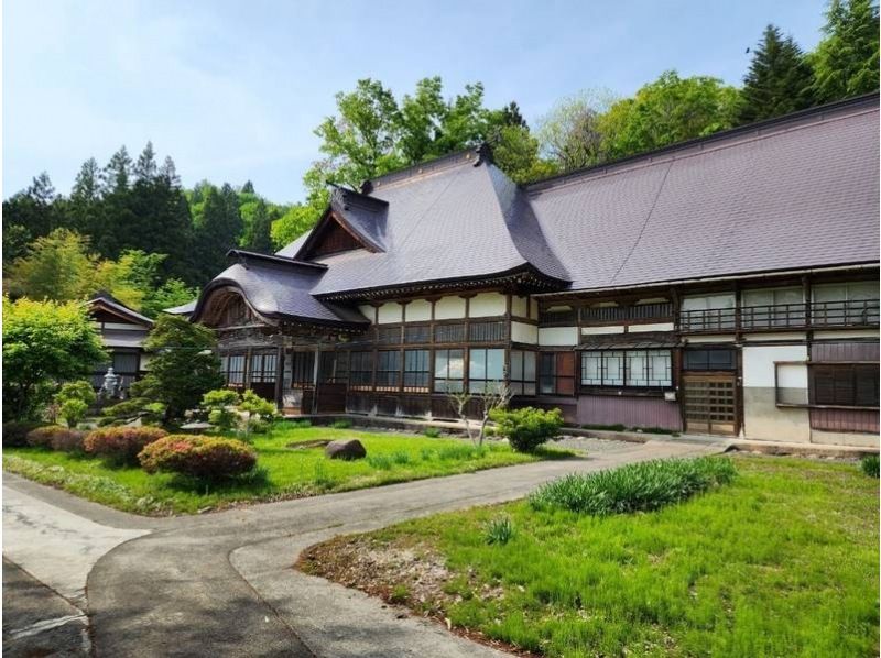 [Sagae City, Yamagata Prefecture] Learn about Japanese prayer and spiritual culture. Experience a stay overnight at the temple at the solemn and mysterious Jionji Temple, the head temple of the temple. Walk with a mountain ascetic in Hayama and trek along the Shugendo trail.の紹介画像