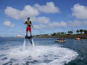 沖縄市 うるま市 津堅島 のフライボード 水圧で空を飛ぶ 体験 ツアーのアクティビティ 遊び 体験 レジャーの格安予約 アクティビティジャパン 日帰り旅行