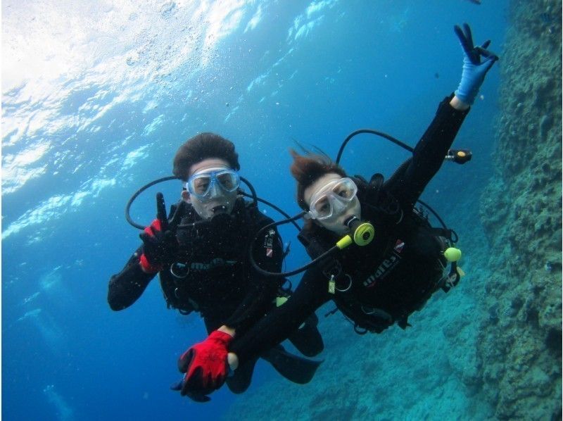 沖縄で熱帯魚の群れとサンゴ礁が観察できるボート体験ダイビング【午前・半日・2名以上水中写真無料】