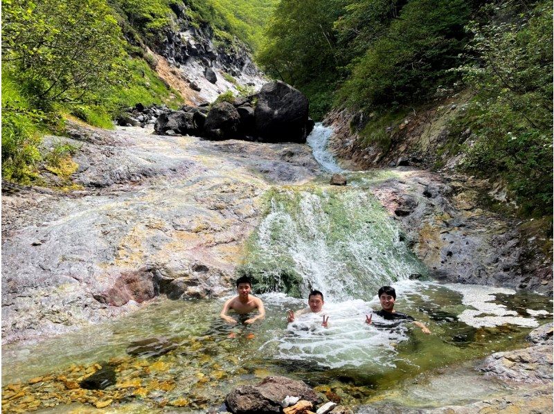 【公認ガイドと行く】カムイワッカ湯の滝のぼりの紹介画像