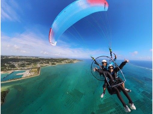 [Okinawa-Nanjo City] Motor Paraglider tandem flight-Scenic view from 200m above the pilot and flyingの画像
