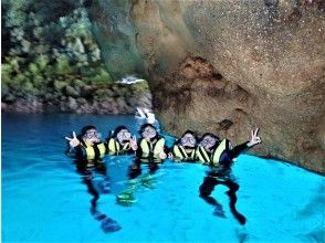 ☆Certified diving shop that is environmentally friendly according to international standards☆ [Enjoy half a day! Enjoy the blue cave and coral reef sea] Boat snorkel tour