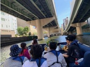 [โอซาก้า Dotonbori] วิธีการเล่นที่ทันสมัย! มาเที่ยวชมกันระหว่างล่องเรือไปพร้อมกับเช่าเหมาลำ! !の画像