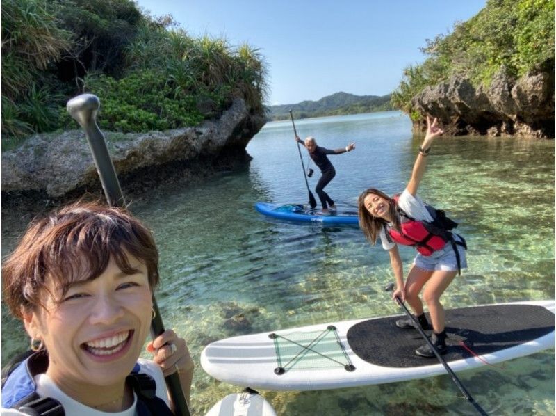 Okinawa "Ishigaki Island Tour Guide All Blue" People enjoying SUP (stand-up paddle) in Kabira Bay