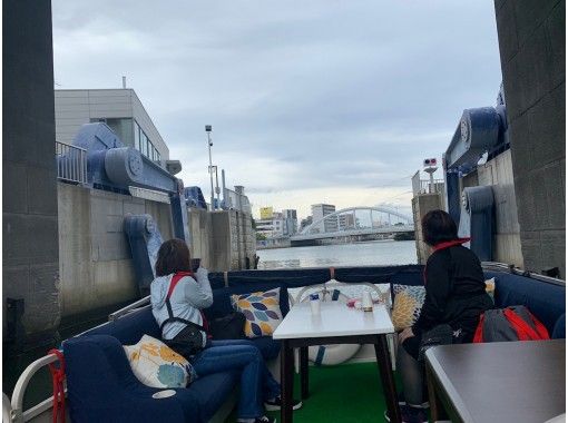 [Departing from Osaka/Dotonbori] 80-minute cruise course with water gate experienceの画像