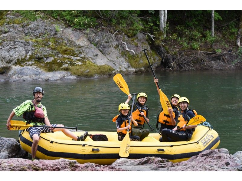 [Kamikawa Town, Hokkaido] Rafting tour to enjoy in the rich nature of Daisetsuzan OK from 10 years old, playing in the river with family and friendsの紹介画像