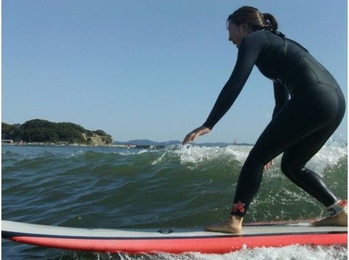 [Shonan / Enoshima] Surfing lessons for beginners! All equipment Rental etc. included! [1 minute walk to the sea]の画像