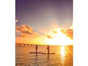 [Miyakojima / Evening] [Relaxing Plan] [Sunset SUP] [Drone Photography Included] Enjoy the sunset on the coastline all to yourself on the ocean! Cruising in the breathtaking sunset!の画像
