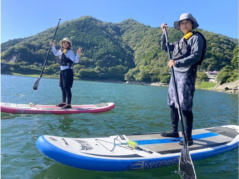 【神奈川・丹沢】写真データプレゼント！小学生からOK！レンタル全て無料！美しい丹沢湖の上をSUPでのんびりクルージング！