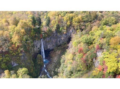 [Gifu / World Heritage Shirakawa-go] Sightseeing from the sky! Hakusan helicopter sightseeing flight of autumn leaves (3 people 12 minutes course)の画像