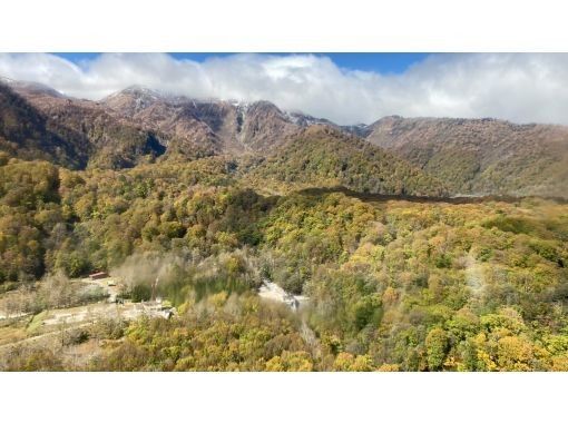 [Gifu / World Heritage Shirakawa-go] Sightseeing from the sky! Hakusan helicopter sightseeing flight of autumn leaves (12 minutes course for 2 people)の画像