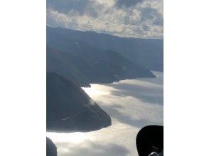 [Gifu / World Heritage Shirakawa-go] Sightseeing from the sky! Hakusan helicopter sightseeing flight of autumn leaves (2 people 6 minutes course)の画像