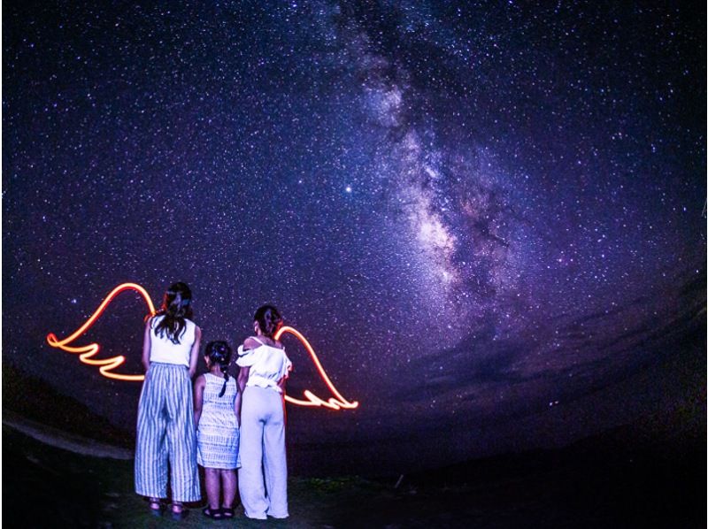 BLUE ALOHA 미야코 섬의 별이 빛나는 사진 투어를 즐기는 가족
