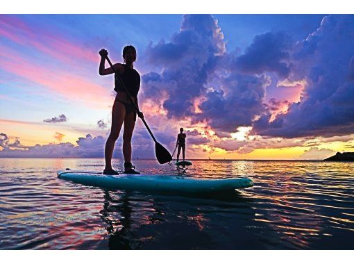 [Okinawa Oujima] "Only one group" Complete charter system ☆ Happy private tour! A sunset SUP experience on a remote island that can be reached by car, a photo gift of a high-quality camera!の画像