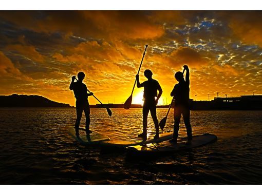 [Okinawa/Okujima] Completely reserved for 1 group only ☆ Happy private tour! Sunrise SUP experience cruising on a remote island that can be reached by car, high-quality photo gift!の画像
