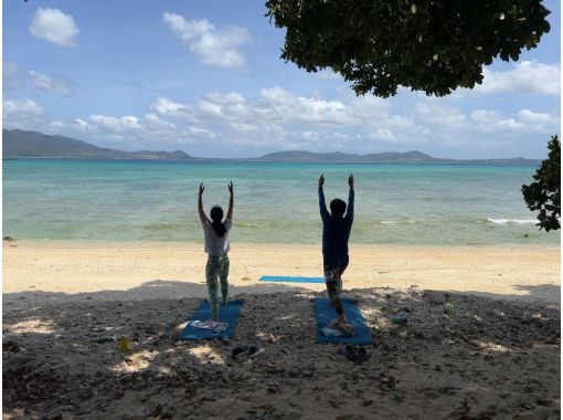 [Ishigaki Island] Half-day beach yoga experience! Relax in the blue sea of ​​Ishigaki! Small group size & photo gift & herbal tea included ★ Beginners welcomeの画像