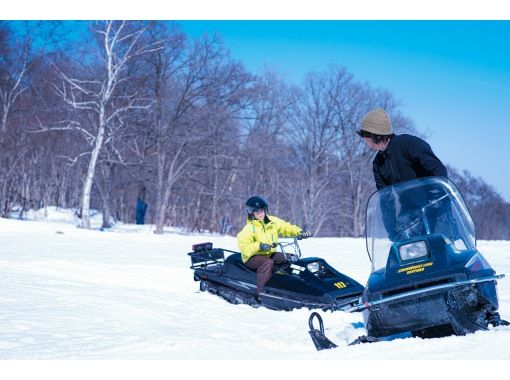 【北海道・札幌】スノーモービルツアー60分＆雪中山小屋で炭火焼BBQ60分食べ放題！＜無料送迎可＞の画像