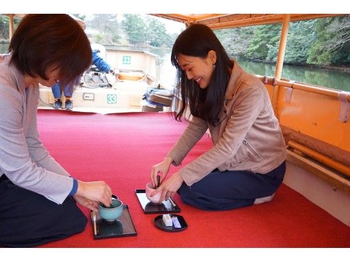 [島根/松江]在國寶松江城周圍的遊船上欣賞松江的美景，一邊品嚐抹茶！ （搭配松江的日本甜點）の画像