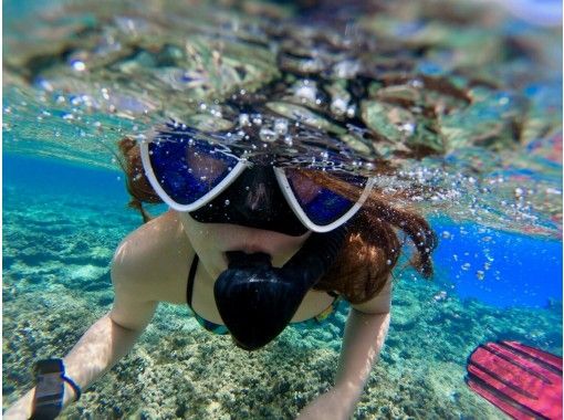 【水納島・瀬底島】トロピカルフィッシュと遊ぶ!ボートシュノーケリング半日コース・1グループ開催