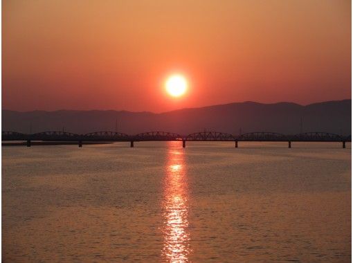 【Tokushima・Yoshinogawa】 Sunset Cruising on the Yoshinogawa, the Largest River in Shikoku & Dinner at a Hidden Bar-Restaurantの画像