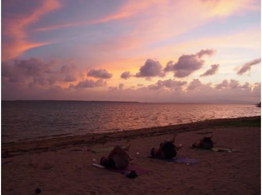 [沖縄/石垣島] SUNSET BEACH CABDLE YOGA（日落沙灘蠟燭瑜伽）の画像